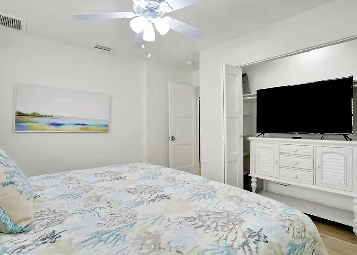 St Pete Getaway In Indian Rocks Beach! Holiday home *